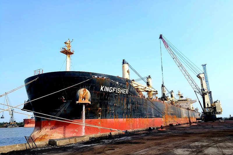 Operaciones de embarque portuario en muelle de Santa Marta